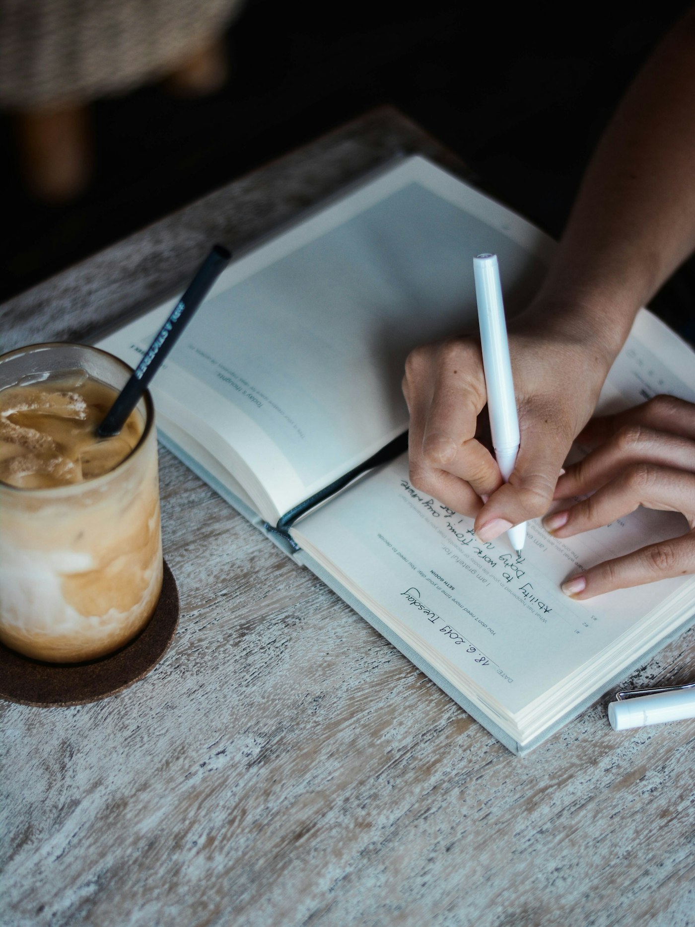 Persona escribiendo en un cuaderno