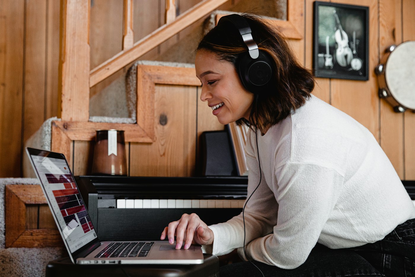 Estudiante con audífonos estudiando en la computadora
