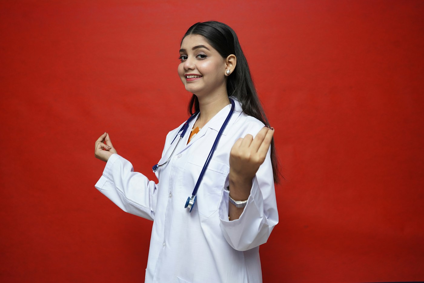 Estudiante de medicina con bata y estetoscopio