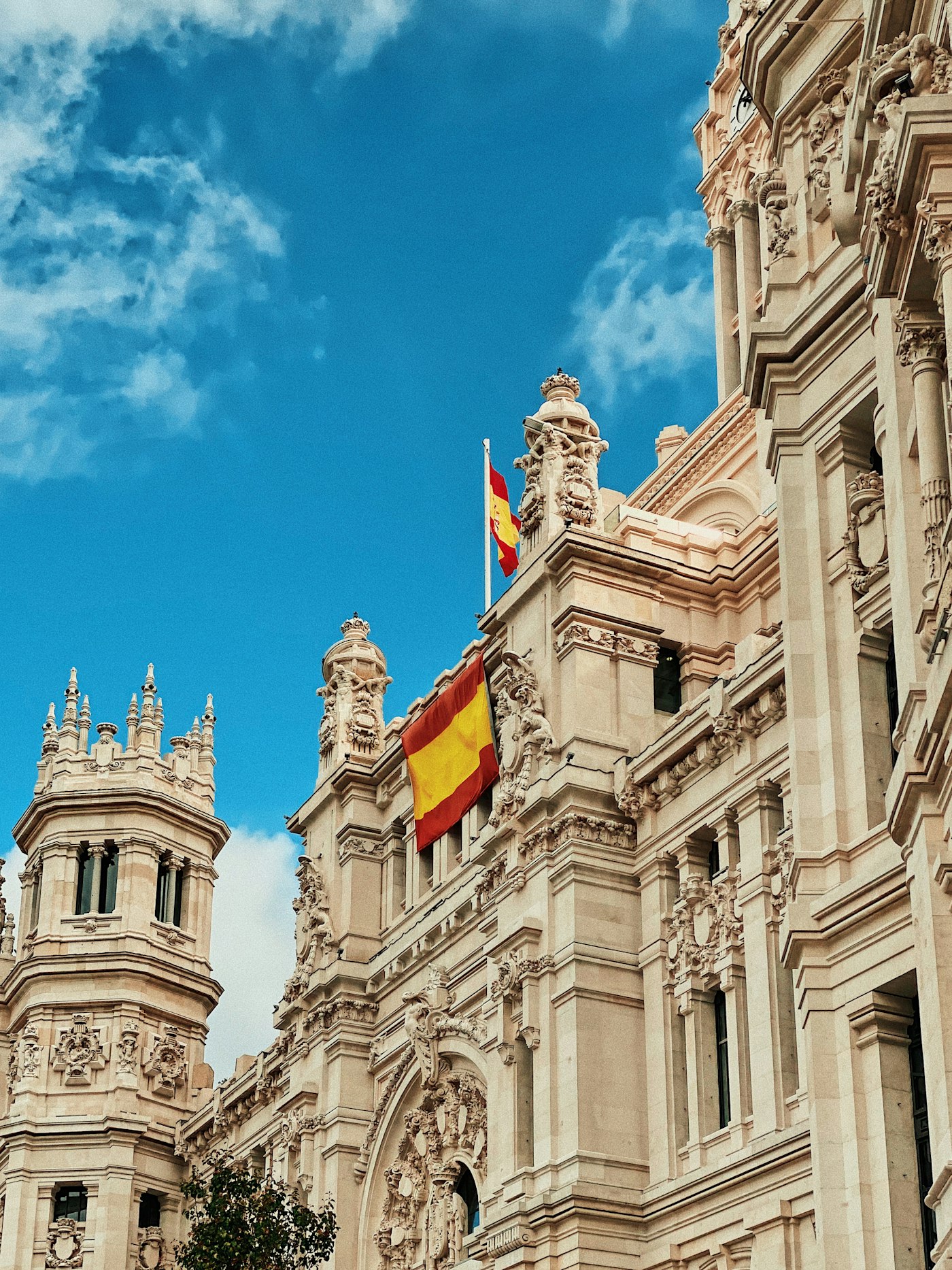 Edificio en Madrid con la bandera de España