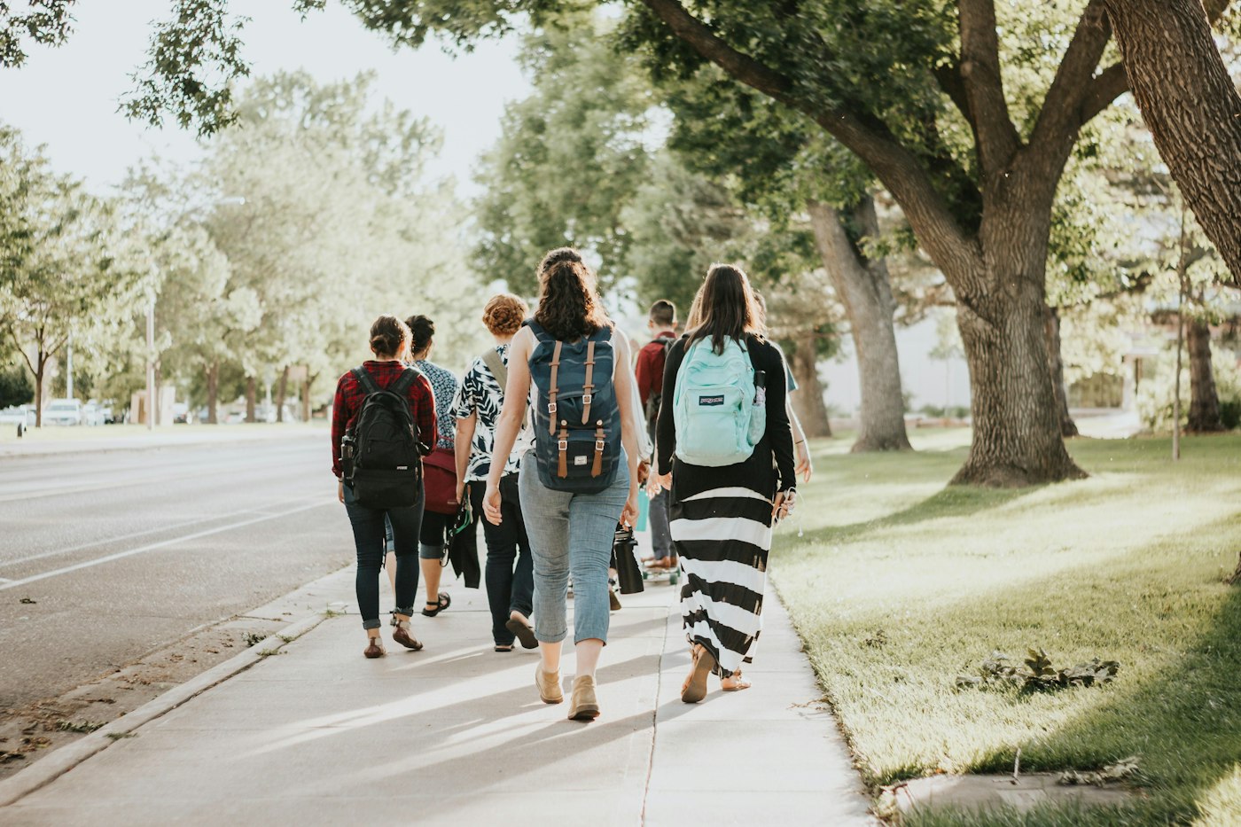 Estudiantes caminando por el campus