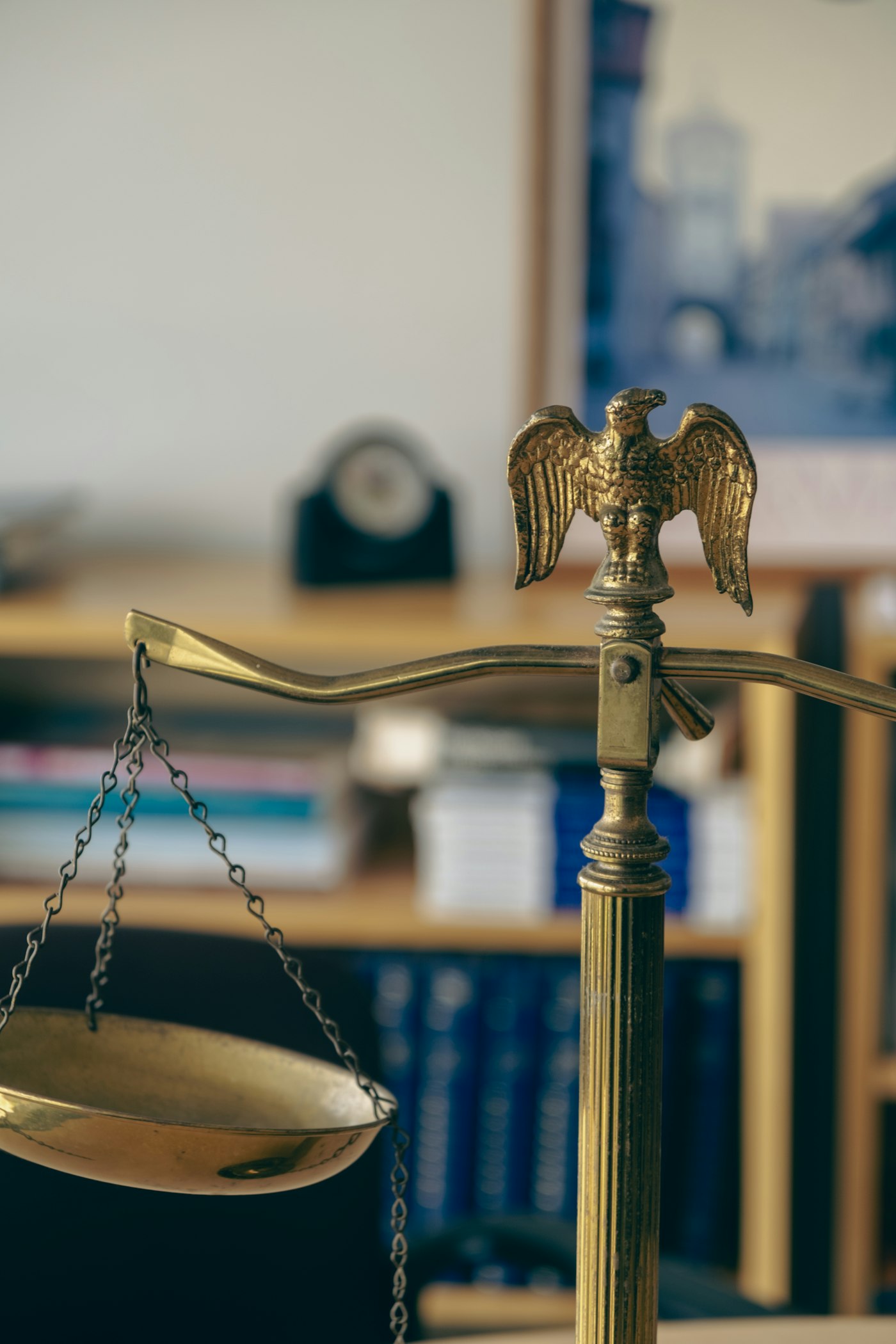 Balanza de la justicia sobre un escritorio