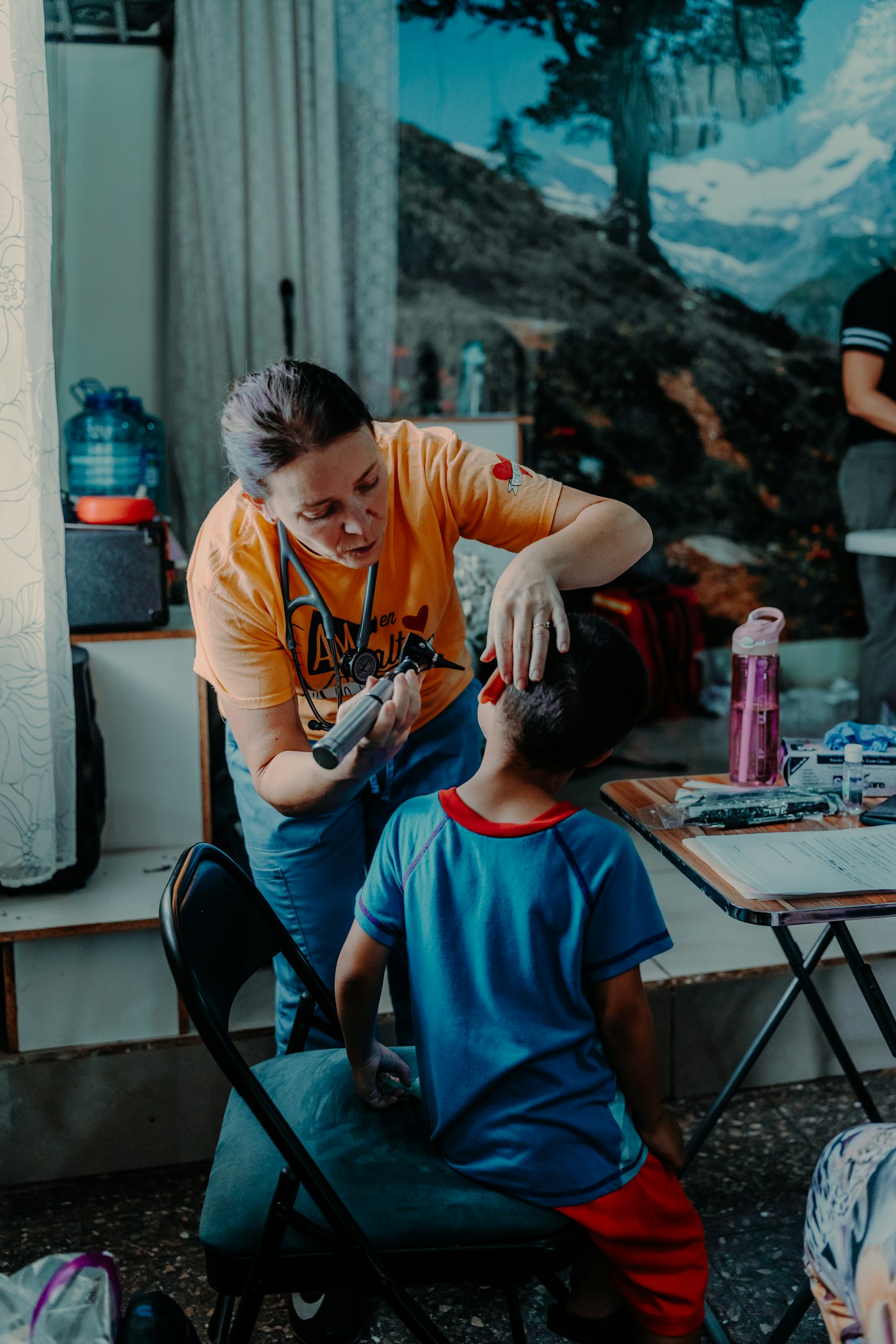 Profesional de salud atendiendo a un niño