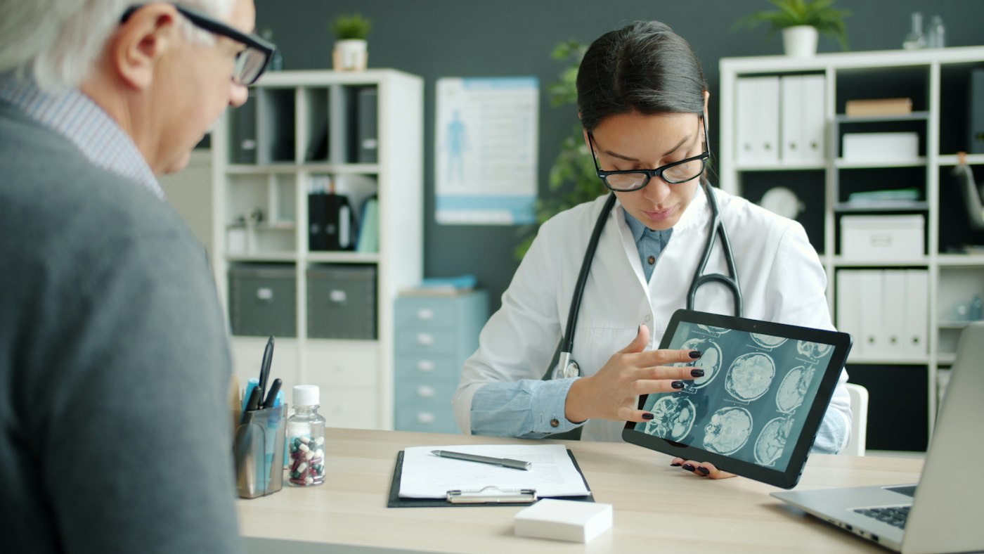 Médica revisando una tomografía en una tableta