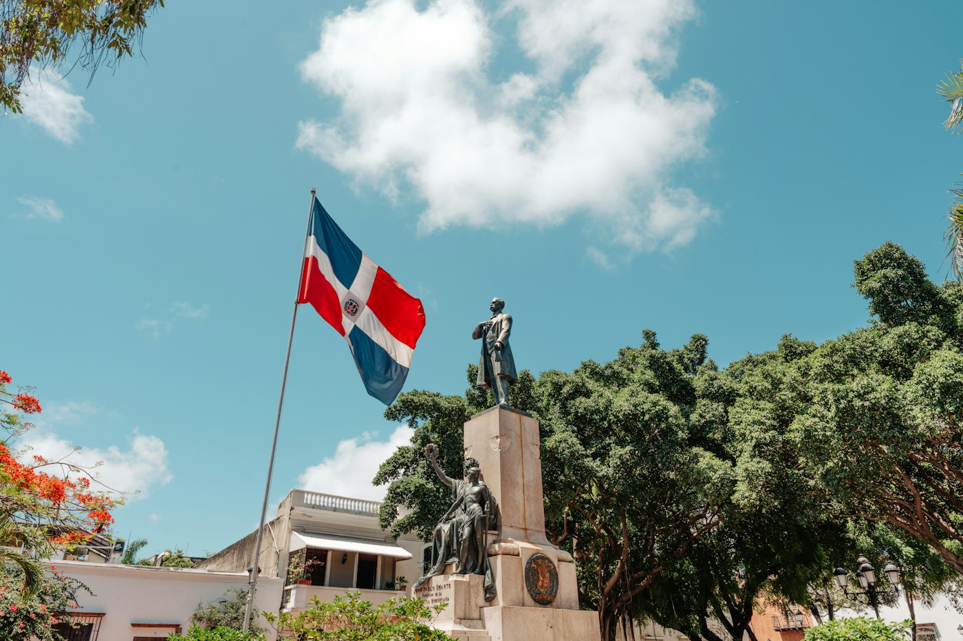 Monumento con la bandera de República Dominicana