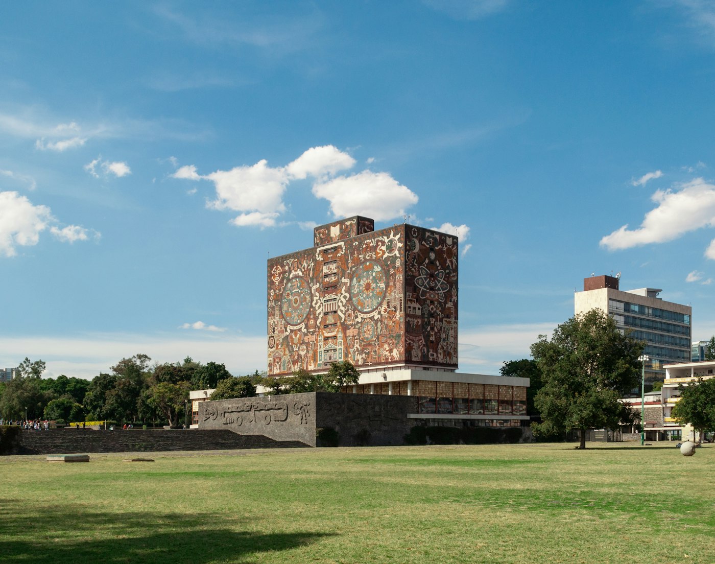 La Biblioteca Central de la UNAM bajo el cielo azul