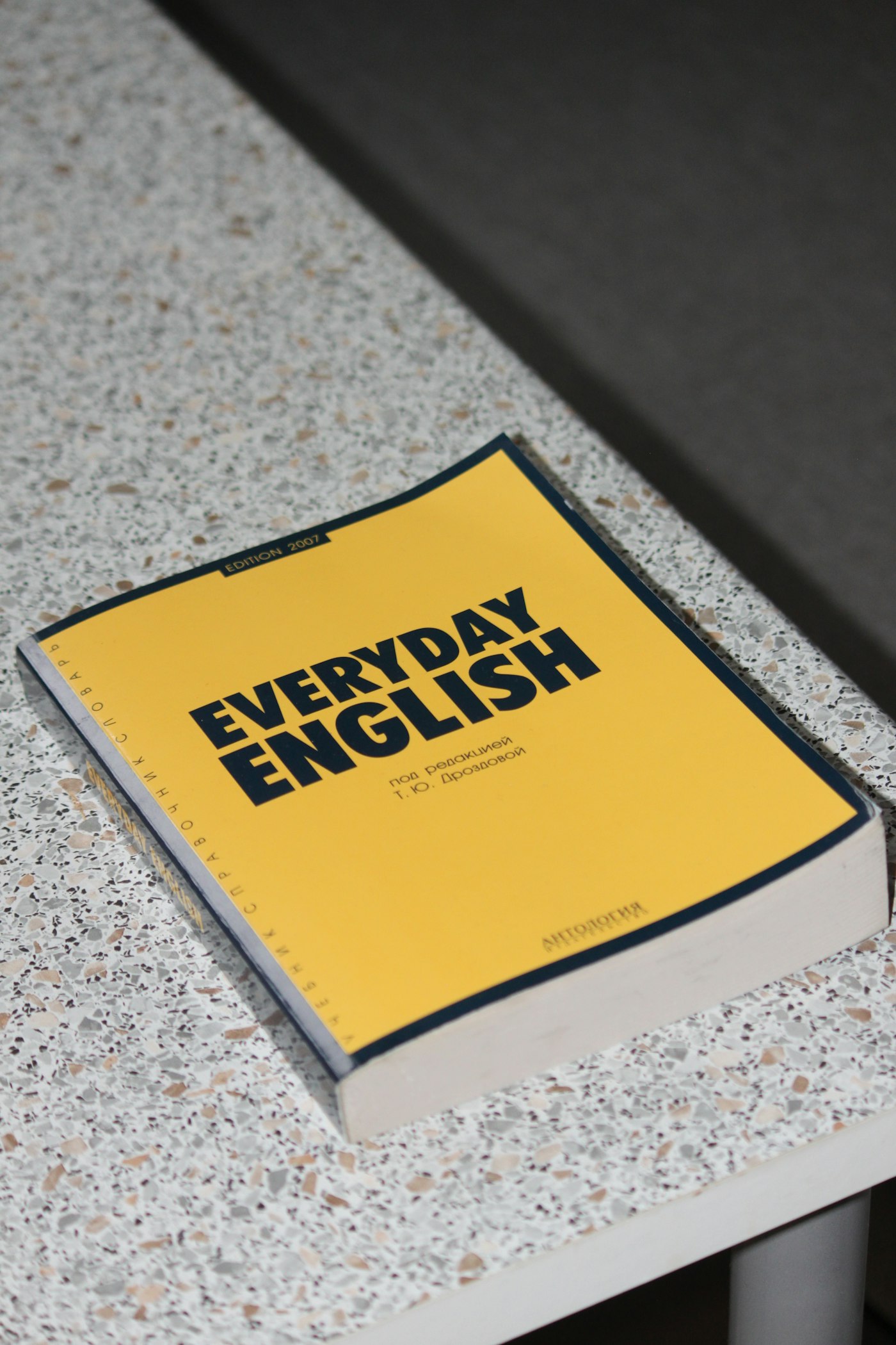 Cuaderno de inglés «Everyday English» sobre una mesa