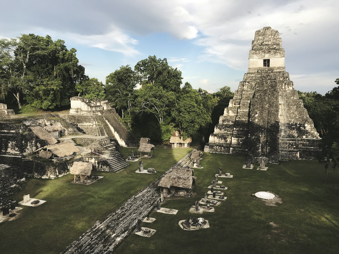 El Templo I de Tikal entre la selva