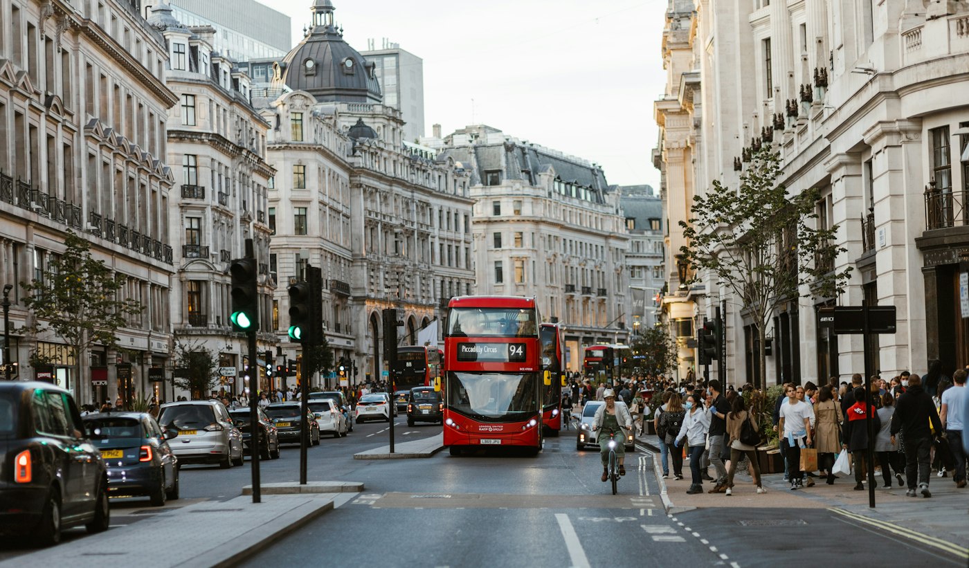Calle de Londres con un bus rojo