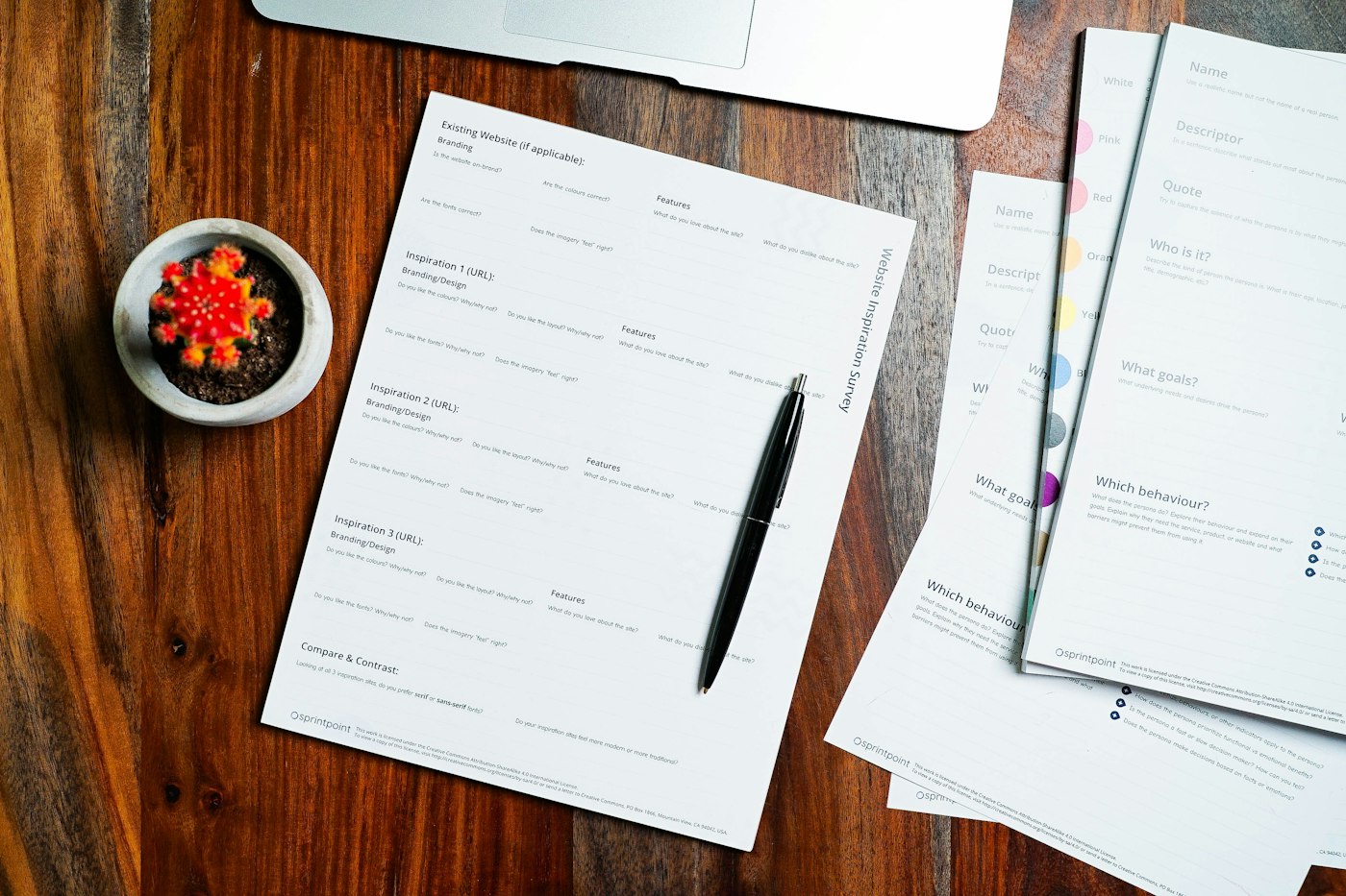 Formularios y un lapicero sobre la mesa