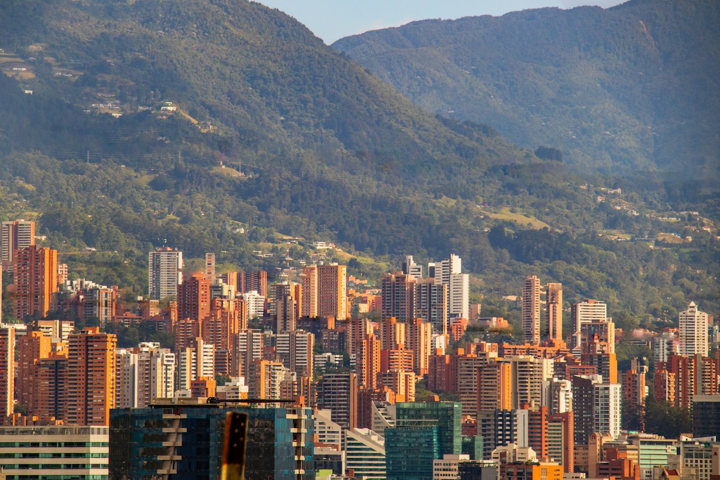 Edificios de una ciudad colombiana entre montañas