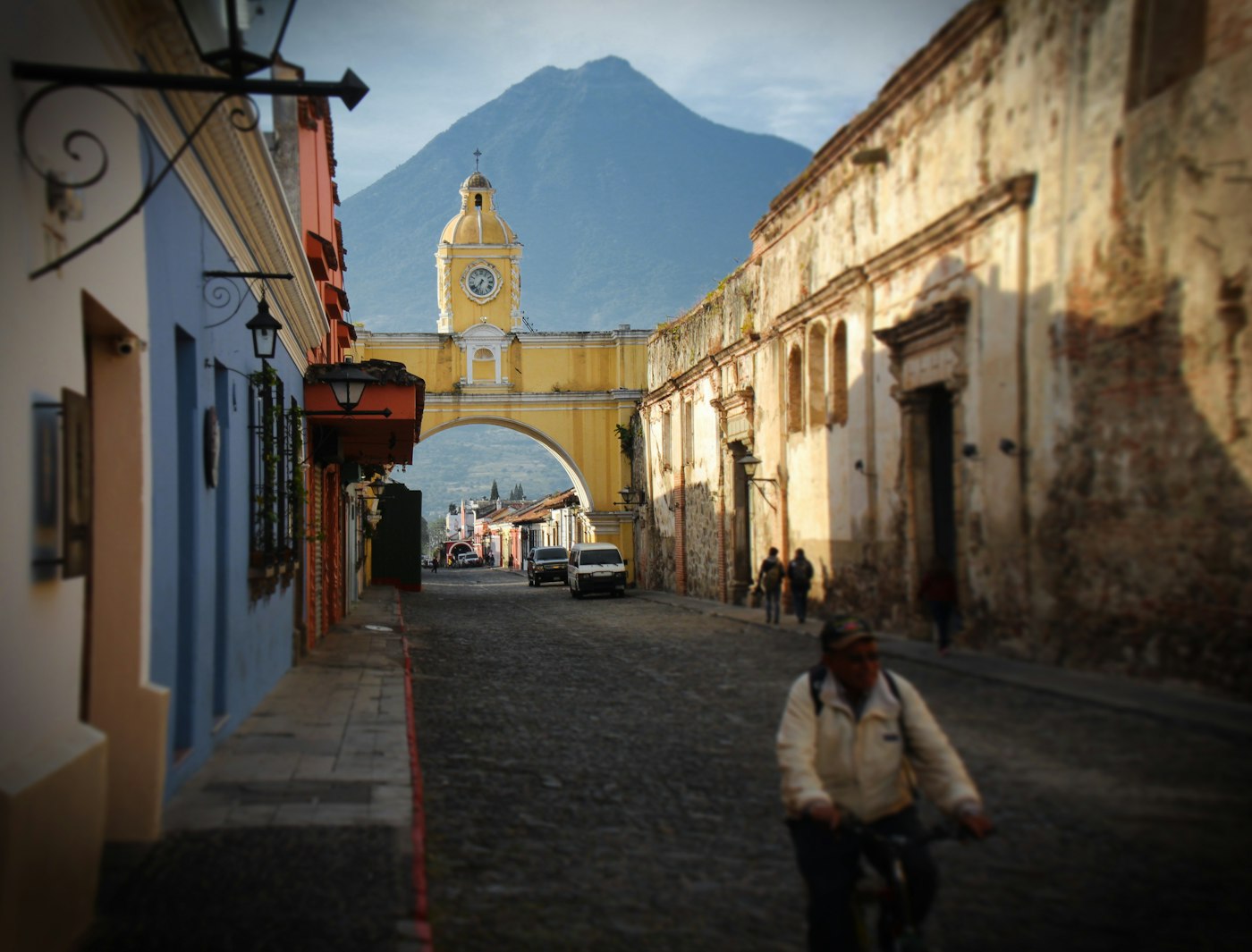 El Arco de Santa Catalina y el volcán de Agua, en Antigua Guatemala
