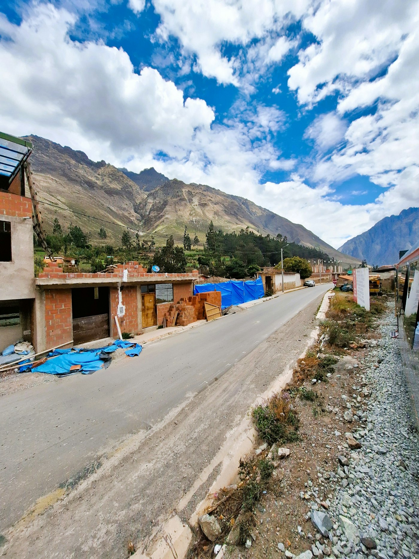 Pueblo andino al pie de las montañas, en Perú