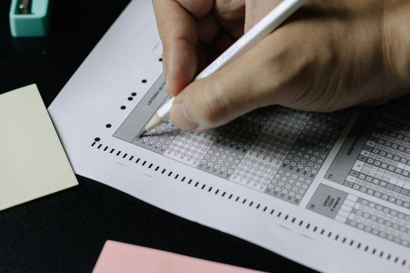 Hoja de respuestas de un examen marcada con lápiz