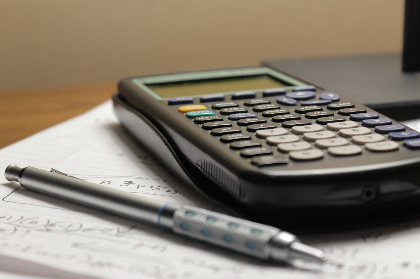 Calculadora y lápiz sobre hojas de cálculo