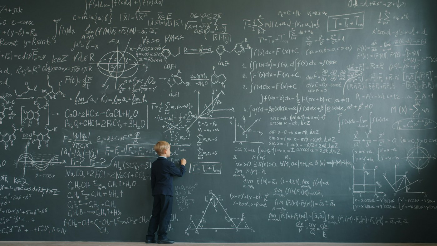 Estudiante resolviendo ecuaciones en un pizarrón